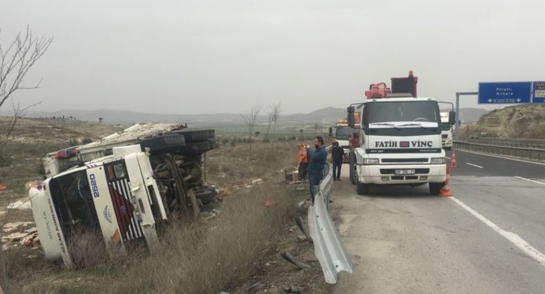 Ankara Polatlı Organize sanayi eskişehir yolu üzeri yan yatmış kamyonun kurtarılması fatih vinç tarafından yapılmıştır